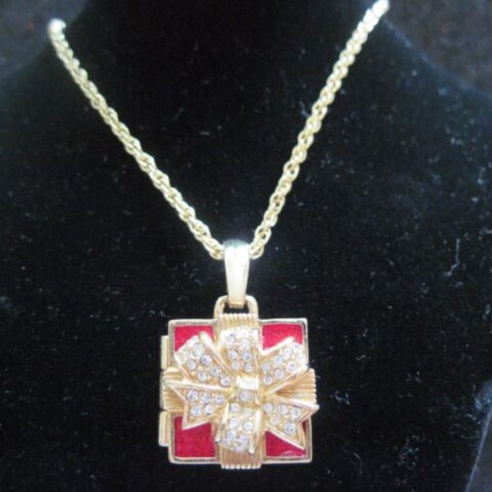 FLASH SALE Swarovski Swan Signed vintage RARE Red Crystal Pendant Gift Box OPENS